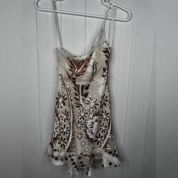 Selfie Leslie White & Gold Floral Sequin Mini Dress - Picture 4 of 10